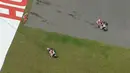 Dua pebalap Ducati, Andrea Dovizioso dan Andrea Iannone, bertabrakan di tikungan terakhir jelang finis MotoGP Argentina di Sirkuit Autodromo Termas de Rio Hondo, Senin (4/4/2016) dini hari WIB. (Bola.com/Twitter)