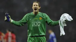 Edwin van der Sar. Kiper Belanda yang kini berusia 51 tahun dan telah pensiun pada Juli 2011 bersama Manchester United ini total 5 kali berlaga di final Liga Champions, 2 kali bersama Ajax Amsterdam (1994/1995 dan 1995/1996) dan 3 kali bareng Manchester United (2007/2008, 2008/2009 dan 2010/2011). Ia berhasil memenangkan 2 di antaranya, yaitu pada musim 1994/1995 dan 2007/2008. (AFP/Franck Fife)