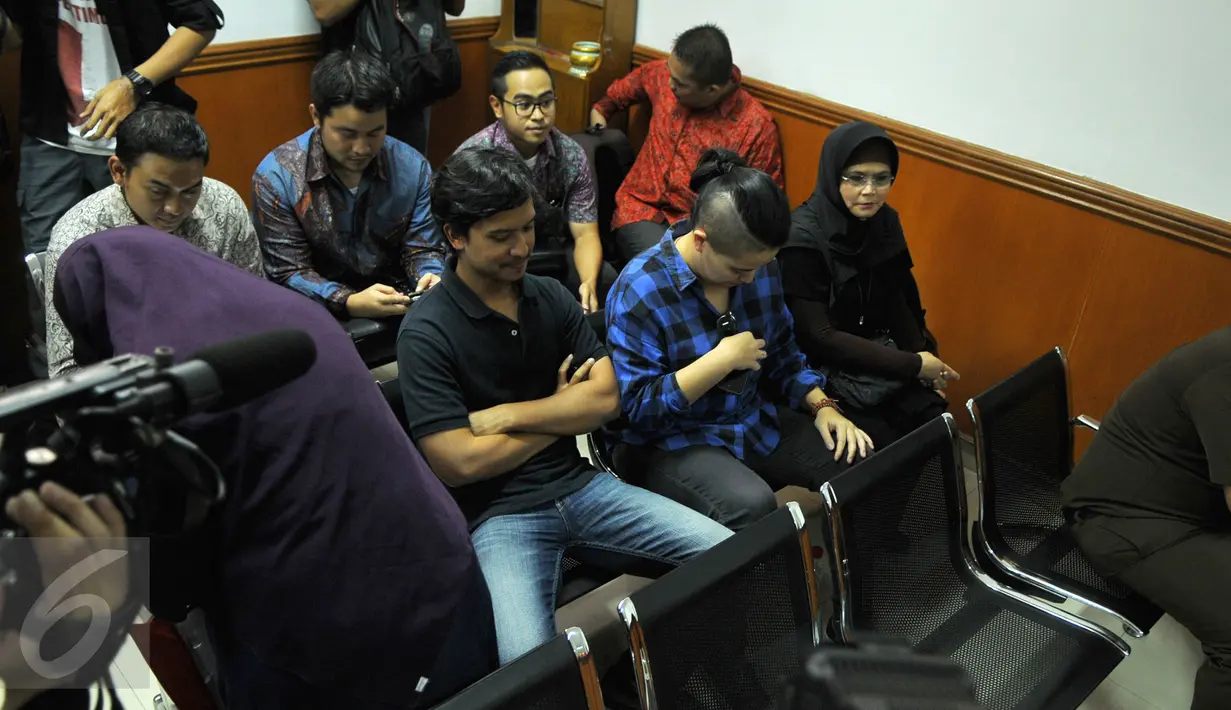 Keluarga Iwan Fals saat menghadiri sidang gugatan manajemen Iwan Fals terhadap promotor acara ‘Kantata Barock’, Jakarta, Rabu, (23/9/2015). Hakim memutuskan untuk menunda persidangan karena berkas yang diajukan belum lengkap. (Liputan6.com/Faisal R Syam)