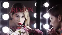 Revlon meluncurkan Revlon Ultra HD Gel Lipcolor, inovasi lipstik terbaru untuk membuat bibir tetap lembap dan kampanye terbaru, penasaran? Sumber foto: Revlon Indonesia.