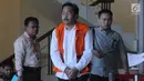 Gubernur Kepulauan Riau nonaktif Nurdin Basirun usai menjalani pemeriksaan di Gedung KPK, Jakarta, Selasa (10/9/2019). Nurdin Basirun diperiksa sebagai tersangka kasus dugaan suap izin prinsip dan izin lokasi pemanfaatan laut, proyek reklamasi di wilayah Kepulauan Riau. (merdeka.com/Dwi Narwoko)
