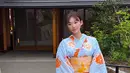 Tampil mengenakan yukata, banyak netizen memuji penampilan Livy. Selebgram yang namanya belakangan populer ini memang tampil menawan dengan balutan yukata bernuansa biru muda. Abadikan momen serunya selama di Jepang, Livy banyak unggah berbagai potretnya dalam media sosial Instagram. (Liputan6.com/IG/@livyrenata)