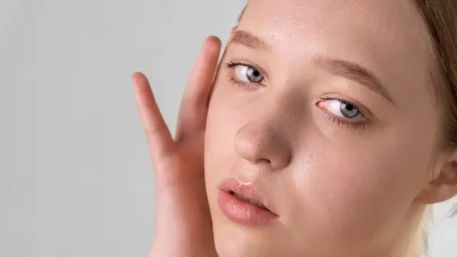 7 Cara Mengatasi Wajah Selalu Berminyak di Sore Hari, Biar Tetap Segar Sepanjang Hari