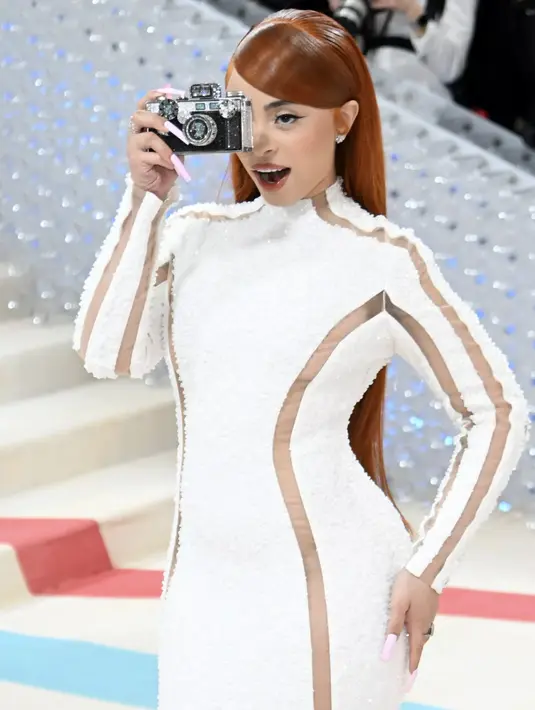 <p>Tren warna Barbiecore menjadi highlight di tahun 2023. Jadi, nuansa pink akan jadi gaya sempurna yang bisa kamu gunakan untuk warnai kuku agar tampil lebih playful. [Foto: Instagram/ Marieclaire]</p>