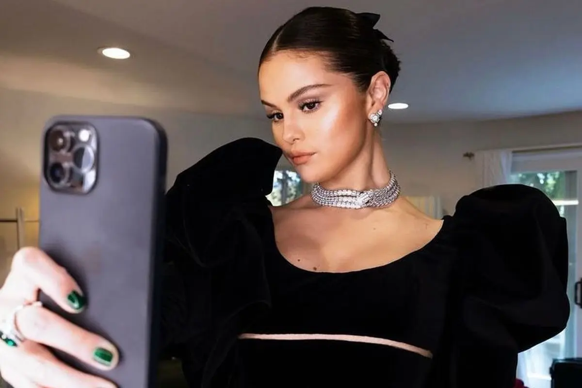Pakai Kalung Mewah Rp14 M, Selena Gomez Pilih Tampil Tanpa Alas Kaki di Panggung SAG Awards 2022