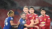 Aksi para pemain Manchester United versus Chelsea pada pertandingan Liga Inggris di Stadion Old Trafford, Minggu (25/10/2020) dini hari WIB. (AFP/Michael Regan)