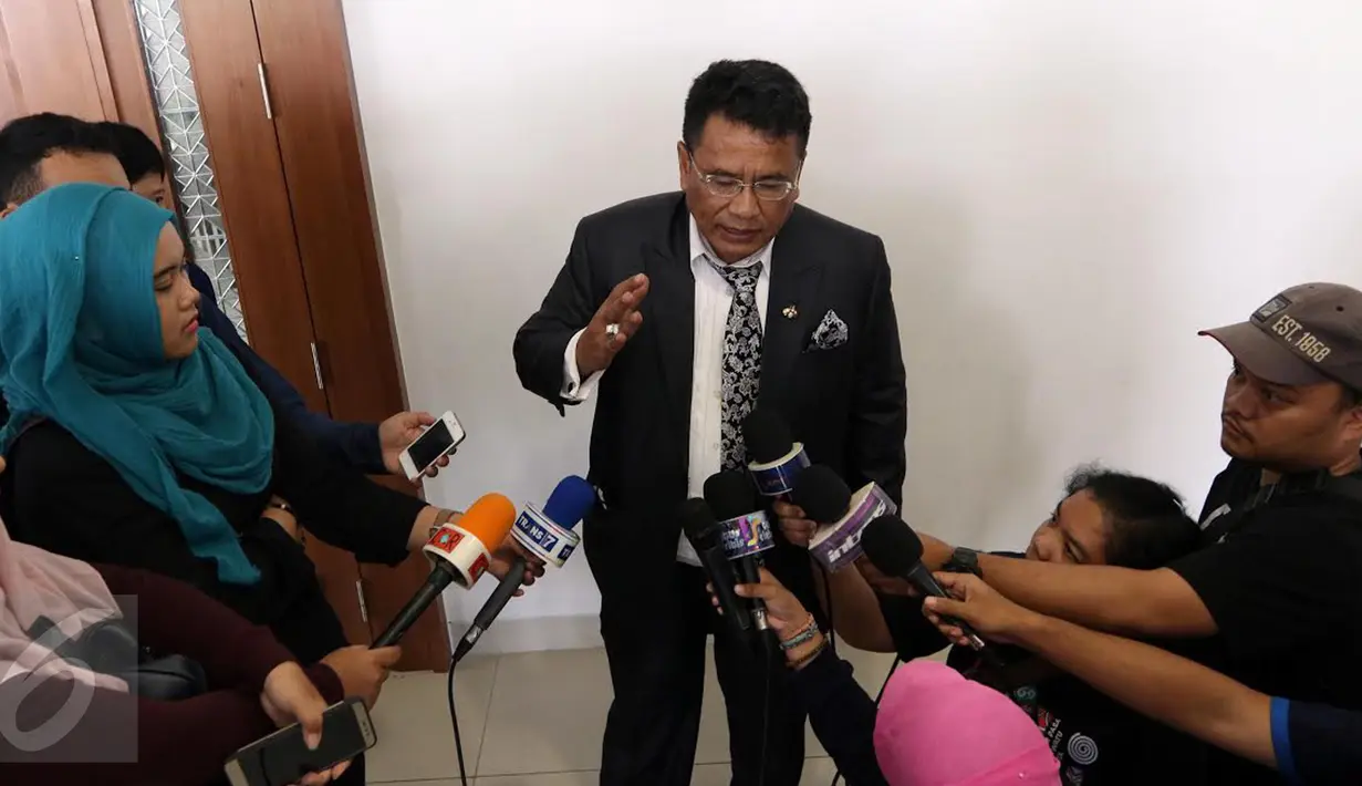 Hotman Paris Hutapea, kuasa hukum Deddy Corbuzier, memberi pernyataan lanjutan terkait kasus Mario Teguh di PN Jakarta Pusat, Rabu (28/9). Hotman Paris menantang Mario Teguh bersama kuasa hukumnya untuk berbicara di depan umum. (Liputan6.com/Helmi Afandi)