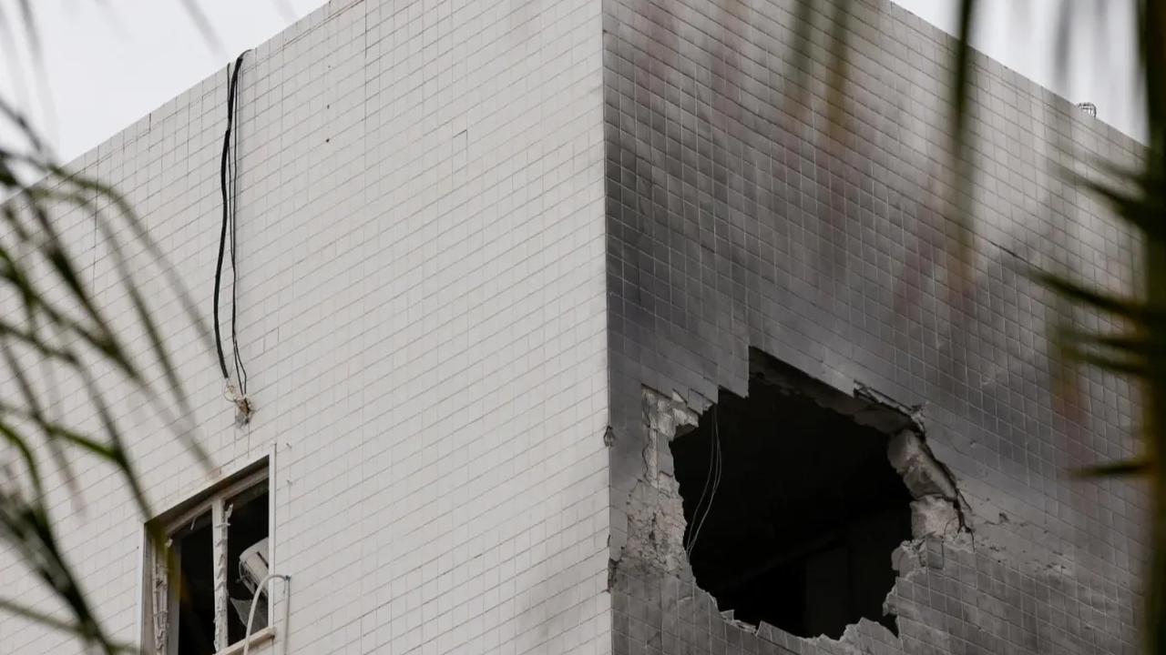 Serangan roket dari Gaza berhasil menembus sistem pertahanan Iron Dome Israel. Salah satu roket yang diluncurkan dari Gaza itu menghantam sebuah apartemen di kota Ashkelon, yang menyebabkan tembok di salah satu apartemen tersebut jebol.<br>