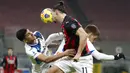 Striker AC Milan, Zlatan Ibrahimovic, duel udara dengan pemain Atalanta pada laga Liga Italia di Stadion San Siro, Sabtu (23/1/2021). AC Milan takluk dengan skor 0-3. (AP/Antonio Calanni)