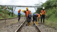 Perawatan jalur kereta api di Jawa Barat dilakukan oleh petugas menjelang masa angkutan Lebaran 2023. (sumber foto: Humas PT KAI Daop 2 Bandung)