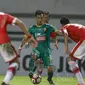 Aksi pemain Sriwijaya FC, Maldini Pali saat menerobos pertahanan Persija Jakarta pada laga Liga 1 2017 di Stadion Wibawa Mukti, Cikarang, Jumat (16/6/2017). Persija menang 1-0. (Bola.com/Nicklas Hanoatubun)