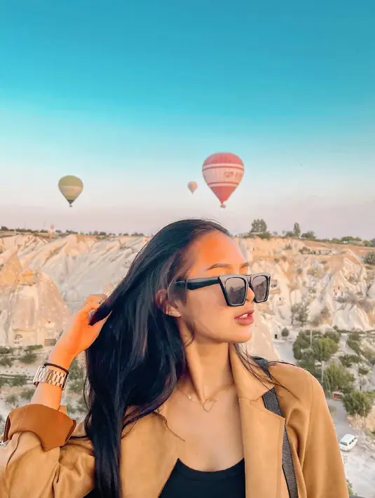 Liburan ke Turki tentu akan berasa kurang bila belum naik balon udara di Cappadocia. Destinasi wisata ini menjadi salah satu spot wajib bagi para selebriti saat liburan ke Turki. (Liputan6.com/IG/@sorayarasyid12)