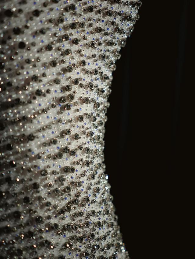 6 Pesona Elegan Pevita Pearce Resmi Menikah dengan Crazy Rich Malaysia, Kenakan Gaun Pengantin Bertabur 70.000 Kristal