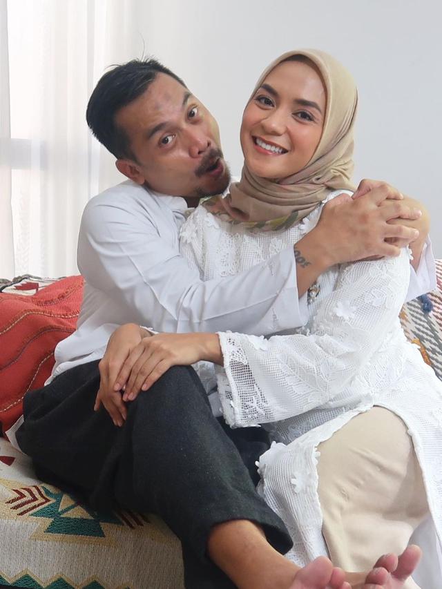 Jarang Terekspos, Ini 6 Potret Mesra Enno Lerian dan Suami yang Jago Masak