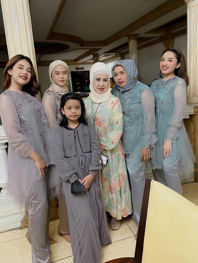 Ikuti Jejak Sang Nenek, Ini 6 Potret Rumy Rach Cucu Elvy Sukaesih