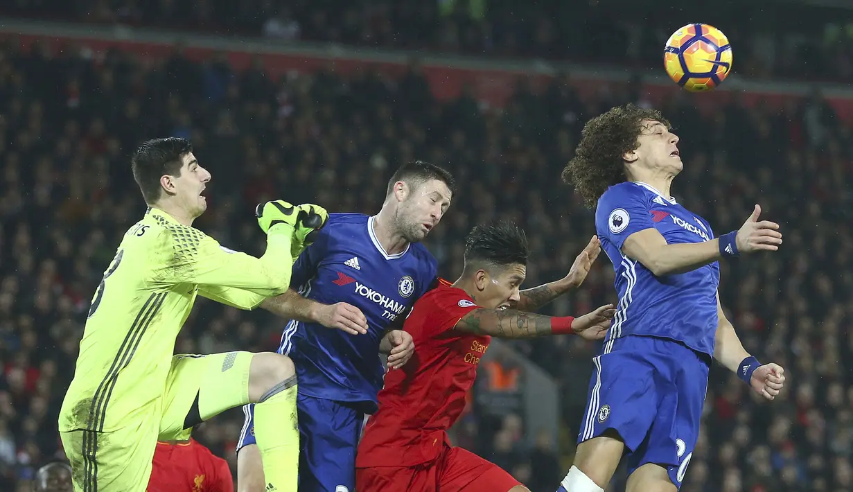Pemain Chelsea, David Luiz (kanan) menghalau bola dari jangkauan pemain Liverpool, Roberto Firmino (2kanan) pada lanjutan Premier League di Anfield stadium, Liverpool, Selasa (31/1/2017). Liverpool menahan imbang Chelsea 1-1. (AP/Dave Thompson)