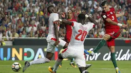 Bek Portugal, Pepe, melepaskan tendangan ke gawang Swiss pada laga kualifikasi Piala Dunia di Stadion Luz, Selasa (10/10/2017). Portugal menang 2-0 atas Swiss. (AP/Armando Franca)
