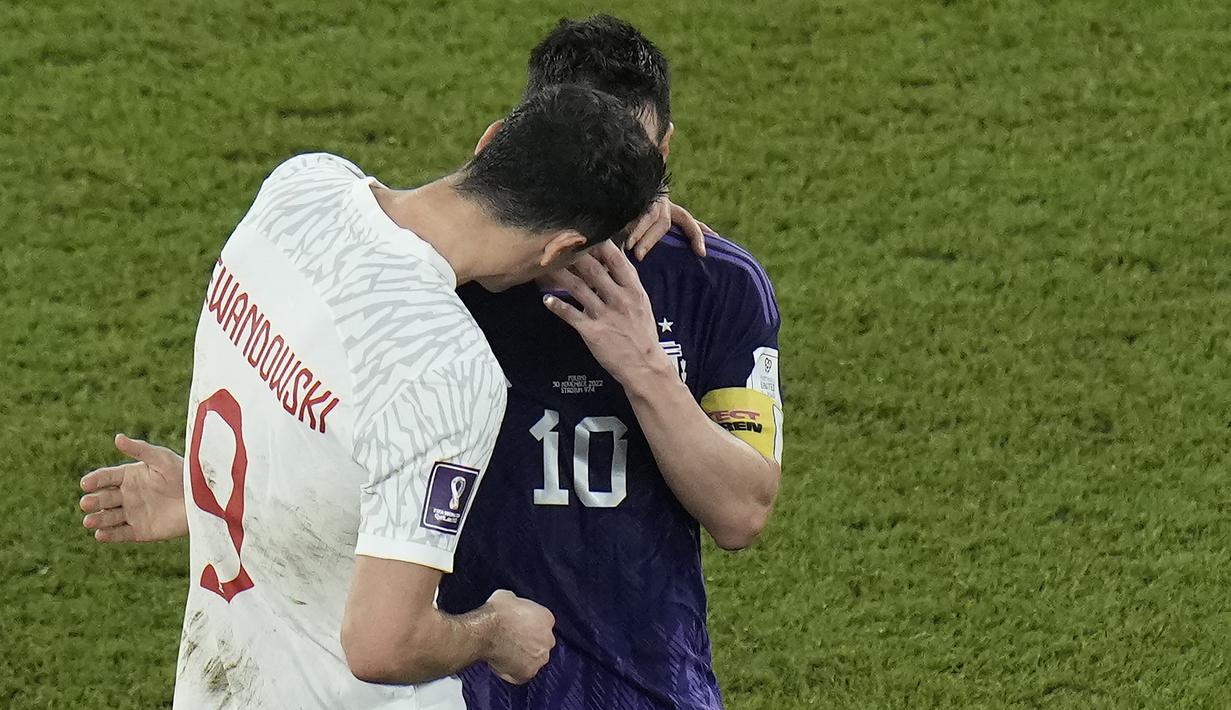 Kepada publik usai laga pun Lionel Messi tetap tak mengungkapkan apa sebenarnya yang ia bisikkan kepada Robert Lewandowski seusai laga. Ia berpendapat, apa yang terjadi di lapangan, biarlah berakhir di lapangan, tak ada kewajibannya untuk mengungkapkannya di depan publik. (AP/Hassan Ammar)