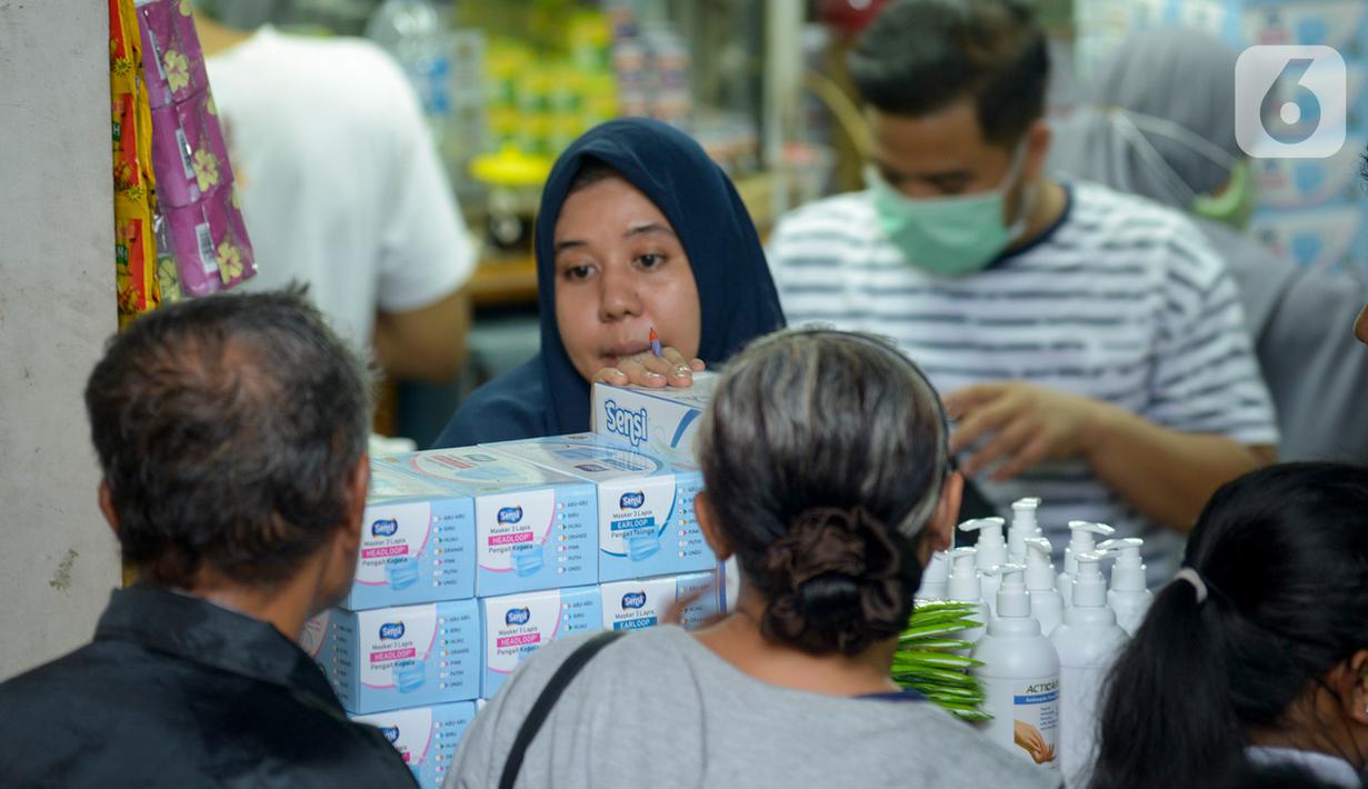 Pedagang melayani pembeli di salah satu toko penjualan masker di Pasar Pramuka, Jakarta Timur, Rabu (4/3/2020). Polda Metro Jaya menggelar sidak di Pasar Pramuka untuk menyikapi lonjakan harga dan kelangkaan masker di pasaran terkait virus corona atau COVID-19. (merdeka.com/Imam Buhori)