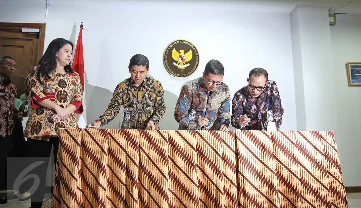 Para Menteri saat menandatangani surat keputusan bersama penetapan Libur Nasional dan Cuti Bersama tahun 2017 di Jakarta, (14/4). Jumlah Hari Libur Nasional dan Cuti Bersama tahun 2017 yaitu sebanyak 19 hari. (Liputan6.com/Faizal Fanani)