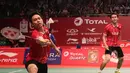 Hendra Setiawan berusaha mengembalikan bola saat melawan pebulutangkis Prancis, Baptiste Careme/Ronan Labar. (Bola.com/Arief Bagus)