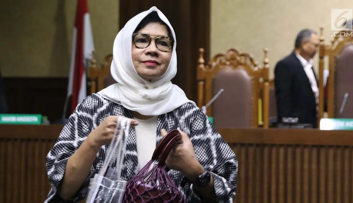 Mantan Dirut PT Pertamina (Persero), Karen G Agustiawan usai menjalani sidang lanjutan di Pengadilan Tipikor, Jakarta, Kamis (14/2). Sidang beragendakan pembacaan jawaban atas eksepsi terdakwa oleh Jaksa Penuntut Umum. (Liputan6.com/Helmi Fithriansyah)