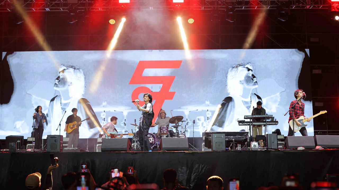 FOTO: Sheila On 7 Satukan Ribuan Penonton dalam Euforia KLBB Festival 2026