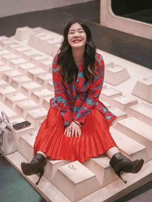 Buat lookmu lebih playful dengan padu padan outer motif warna merah dan rok plisket warna merah, chic! (Instagram/michimomo).