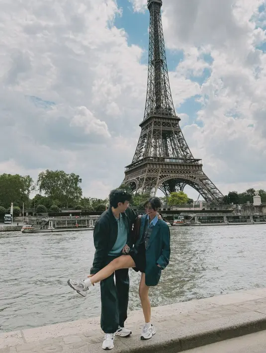 Sheila memaksimalkan gaya dengan tampilan preppy. Paduan berlapis antara kemeja, vest, dan oversized blazer, hadirkan tampilan penuh aksi. [Foto: Instagram/ Vidi Aldiano]