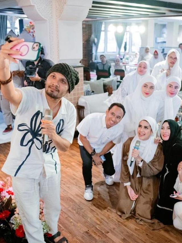 Celine Evangelista Berhijab