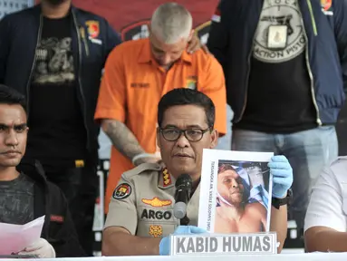 Kabid Humas Polda Metro Jaya Kombes Pol Argo Yuwono (tengah) menunjukkan foto tersangka kasus pembobolan ATM saat rilis di Mapolda Metro Jaya, Jakarta, Senin (11/11/2019). Polisi membekuk dua tersangka WN Rumania, satu di antaranya tewas karena melawan saat penangkapan. (merdeka.com/Iqbal Nugroho)