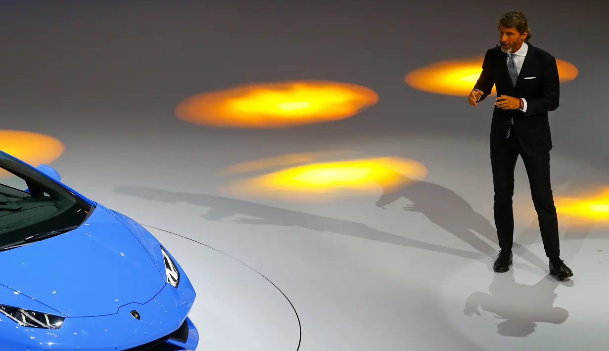 CEO Lamborghini Stephan Winkelmann memperkenalkan  LP 6104 Spyder Huracan jelang Frankfurt Motor Show (IAA) di Frankfurt, Jerman (14/9/2015). Mobil Lamborghini seharga 186,5 ribu euro ini berkecepatan 100 km/jam dalam 10,2 detik atau 324 km/jam. (Reuters)