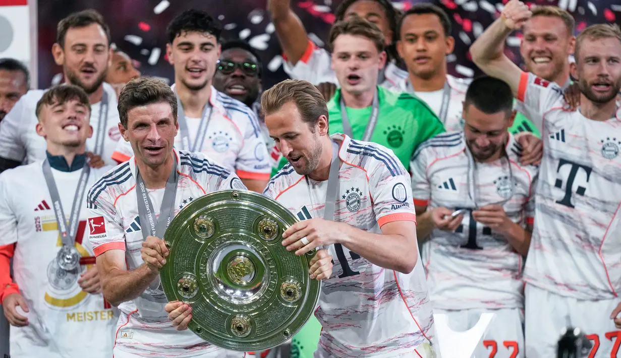 Namun musim ini segalanya berubah. Kane tampil trengginas dengan mencetak 80 gol dari 89 pertandingan bersama Bayern, menjelma sebagai tumpuan lini depan Die Roten. (AP Photo/Matthias Schrader)