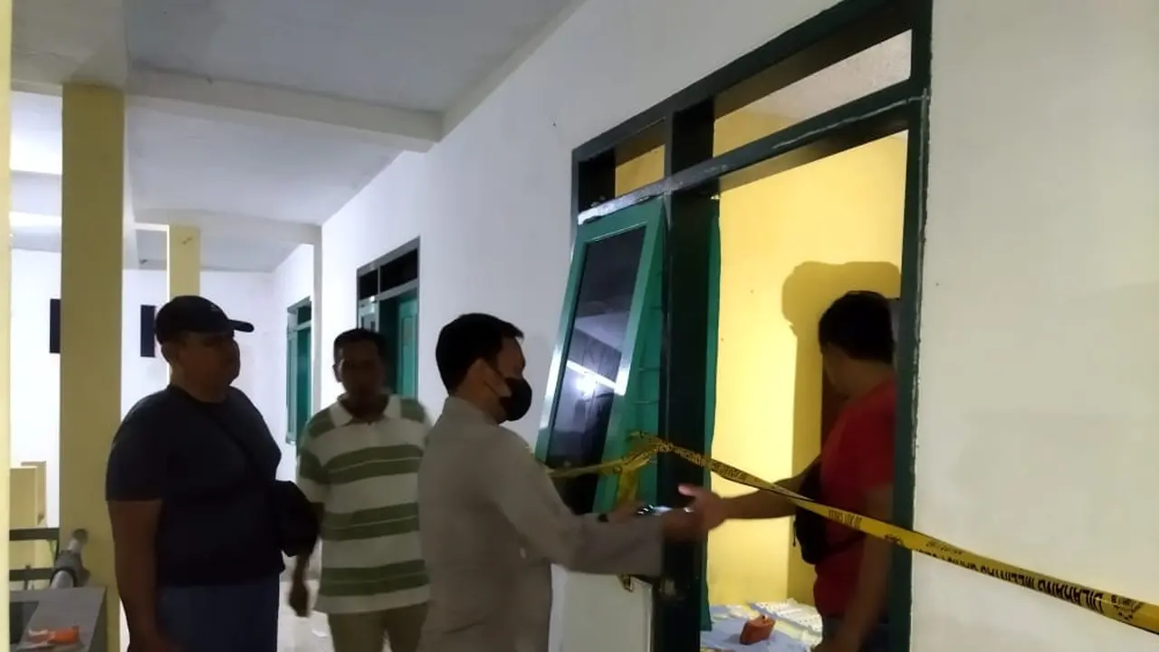 Polisi memasang garis polisi di kamar lansia yang tewas di tempat kosnya (Istimewa)
