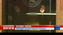 Potongan gambar video yang menggambarkan situasi penyanderaan yang terjadi di kafe Lindt di Sydney, Australia (15/12/2014). Puluhan sandera terperangkap di dalam kafe Lindt, Sydney, Australia. (REUTERS/Reuters TV via Seven Network/Courtesy Seven Network)