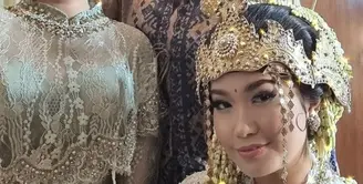 Lady Rocker Nicky Astria baru saja menggelar hajat, sang putri Zana Cobhita melangsungkan pernikahan dengan adat Sunda. [Foto: &nbsp;Zanacobhita/tmd]