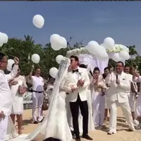 Ciuman mesra Hendra pada Asty Ananta sebelum melepas merpati. (Instagram @kristinadangdut)