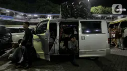 Pantauan arus mudik 2025 di Pelabuhan Merak, Banten, menunjukkan peningkatan jumlah penumpang pada Jumat (28/3/2025). (Liputan6.com/Herman Zakharia)
