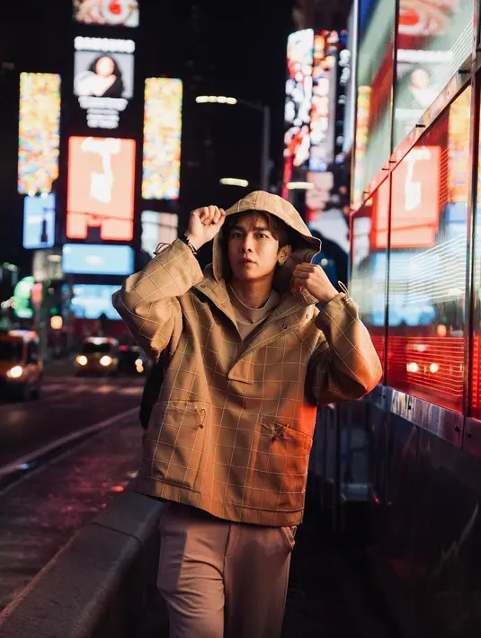 Lahir pada 21 Februari 1991, saat ini usia Mew Suppasit menginjak 31 tahun. (FOTO: instagram.com/mewsuppasit/)