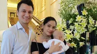 Anak kedua pasangan Titi Kamal dan Christian Sugiono sering kali diajak ke lokasi syuting. Bahkan, Kai Attar Sugiono anak kedua pasangan ini akan diajak ke luar negeri kerja oleh Tikam. (Instagram/kaiattarsugiono)