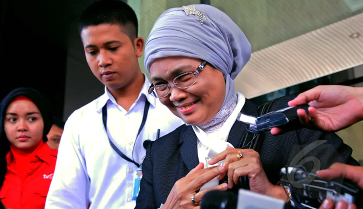 Sekjen DPR RI, Winantuningtyastiti Swasanani  seusai diperiksa KPK, Jakarta, Selasa (24/2/2015). Winantuningtyastiti diperiksa sebagai saksi kasus penerimaan hadiah pelaksanaan proyek PT. DGI dengan tersangka M Nazaruddin (Liputan6.com/Faisal R Syam)