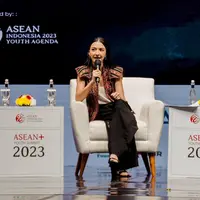 Raline Shah padukan rompi Batik dengan tanktop putih dan celana hitam saat jadi pembicara ASEAN+ [@ralineshah]