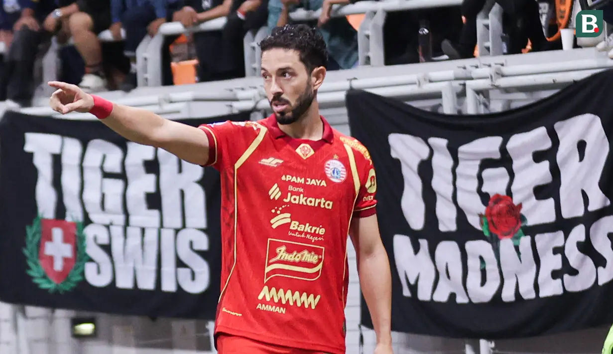 Pemain baru Persija Jakarta, Jean Mota melakukan tendangan sudut pertamanya di BRI Super League 2025/2026 bersama ketika melawan PSM Makassar di Jakarta International Stadium (JIS), Jumat (20/2/2026) malam WIB. (Bola.com/Abdul Aziz)