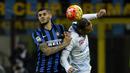 Pemain Inter Milan, Mauro Icardi (kiri) berebut bola dengan pemain Frosinone, Leonardo Blanchard pada lanjutan liga Italia Serie A, Inter Milan vs Frosinone di Stadion  San Siro, Milan, Senin (23/11/2015) dini hari WIB. (AFP Photo/Olivier Morin)