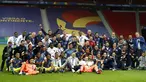 Tim Kolombia berpose untuk foto setelah mengalahkan Peru 3-2 dalam pertandingan juara ketiga Copa America 2021 di Stadion Nasional Brasilia, Brasil, Sabtu (10/7/2021). Kolombia menang dramatis 3-2 atas Peru. (AP Photo/Andre Penner)
