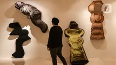 Pengunjung melihat-lihat benda yang dipamerkan pada pameran Indonesian Contemporary Art and Design (ICAD) di Grand Kemang, Jakarta, Jumat (22/10/2021). Pameran yang menghadirkan desain dan seni kontamporer ini berlangsung dari 21 Oktober hingga 28 November 2021. (Liputan6.com/Johan Tallo)