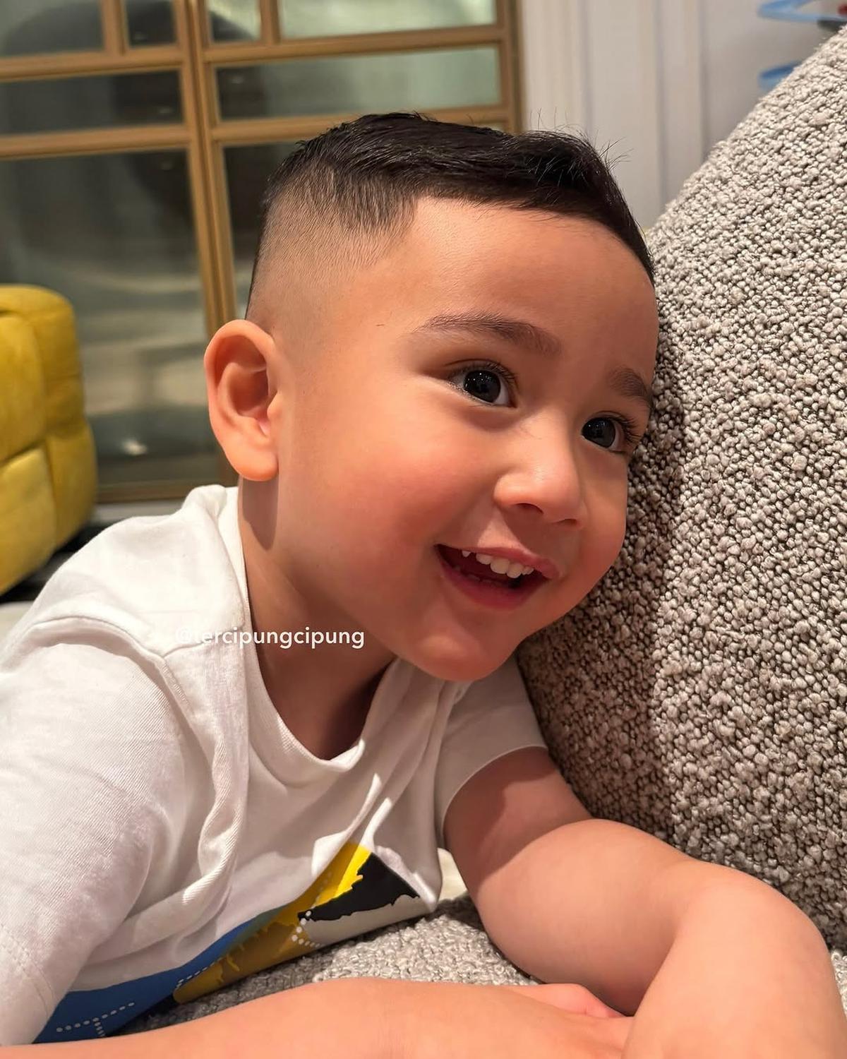 Potret Terbaru Rayyanza Setelah Potong Rambut, Dipuji Makin Ganteng dan Ekspresinya Gigi Banget