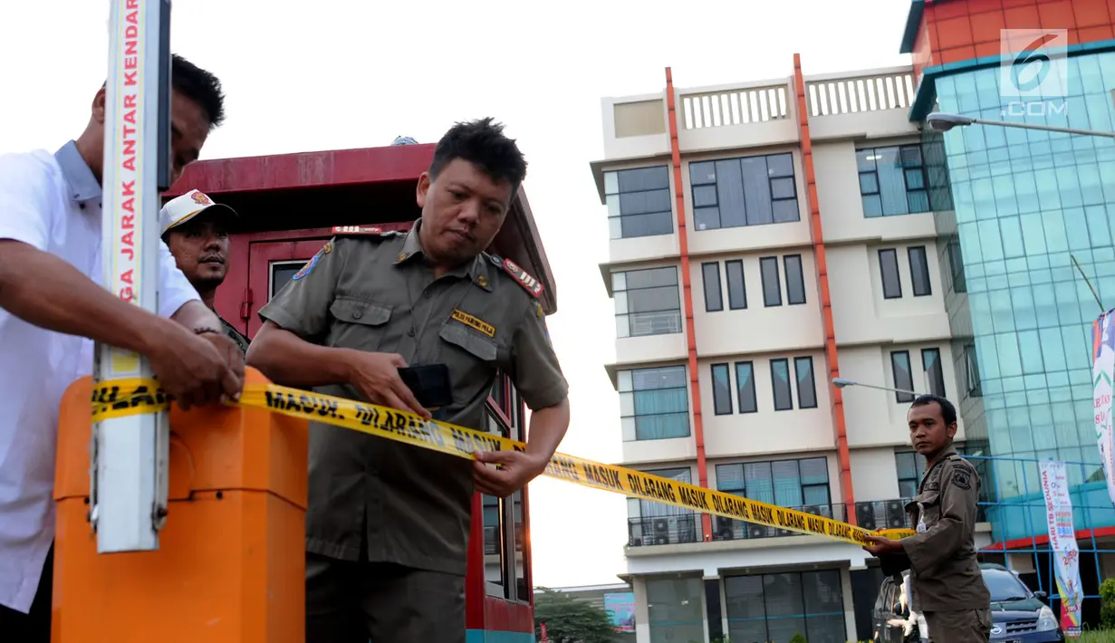 Penyidik Pegawai Negeri Sipil (PPNS) bersama Satpol PP menyegel lahan parkir RSUD Kota Tangsel di Pamulang, Rabu (11/4). Lahan parkir telah melanggar Perda No 9/2012 Tentang Ketertiban Umum dan Ketentraman Masyarakat. (Merdeka.com/Arie Basuki)
