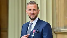 Penyerang Tottenham Hotspur sekaligus kapten Timnas Inggris, Harry Kane mendapatkan gelar MBE (Member of the Order of the British Empire) atas perannya membawa The Three Lions ke semifinal Piala Dunia 2018 di Rusia. Ia dianggap berjasa mengangkat kembali pamor Timnas Inggris. (AFP/Pool/Victoria Jones)