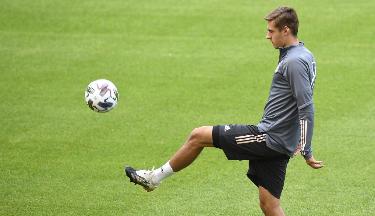 Pemain Timnas Jerman, Florian Neuhaus, saat mengikuti sesi latihan jelang berlaga di UEFA Nations League di Stuttgart, Jerman, Rabu (3/9/2020). Jerman akan berhadapan dengan Spanyol. (AFP/Thomas Kienzle)